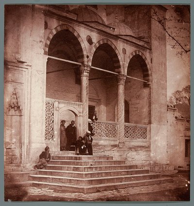 «Portikoen ved Süleymaniye» [Istanbul. Portikoen ved Süleymaniye-moskeen] af James Robertson