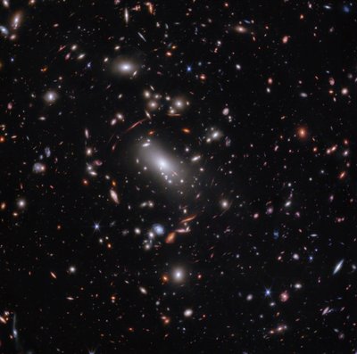 Galaksehoben MACS J1423 (billede taget med NIRCam) af James Webb Space Telescope (NASA)