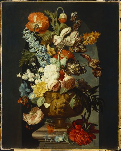 Tulipaner, Roser, Hyacint, Auricula og andre Blomster i en skulptureret Urne på en Sten Piedestal i en Niche. af Jan van Huysum