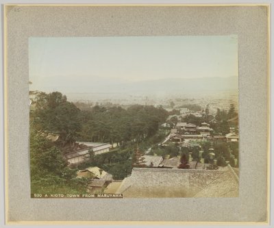 En Kyoto-by fra Maruyama, Japan (håndfarvet sort/hvid foto) af Japanese Photographer