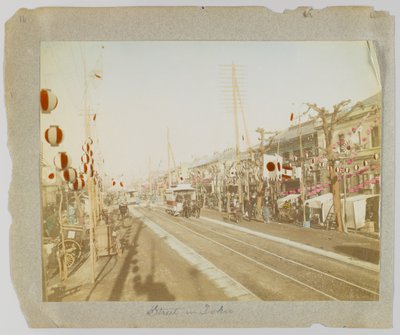 A Street i Tokyo, Japan (håndfarvet sort/hvid foto) af Japanese Photographer
