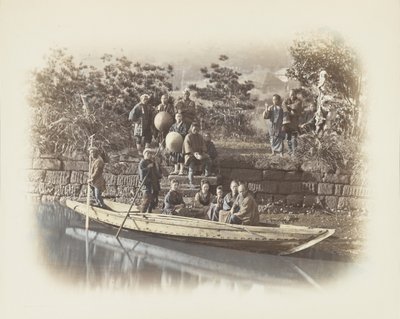 En båd ved flodbredden, Japan (håndfarvet sort/hvid foto) af Japanese Photographer