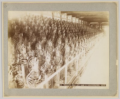 Tusind idoler i Sanjusangendo, Kyoto, Japan (s/h-billede) af Japanese Photographer