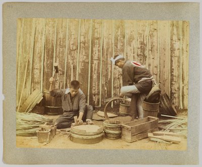 Tøndefremstilling, Japan (håndfarvet sort/hvid foto) af Japanese Photographer
