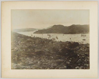 Kystby, Japan (håndfarvet sort/hvid foto) af Japanese Photographer