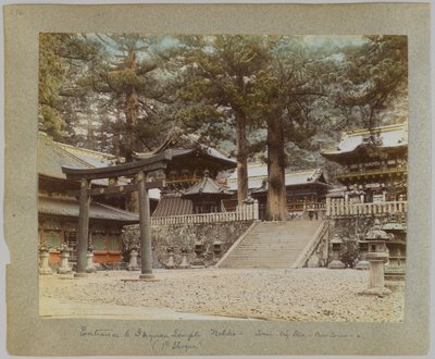 Indgang til Tōshō-gū, Nikko, Japan (håndfarvet sort/hvid foto) af Japanese Photographer