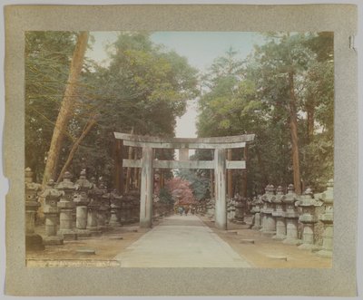 Indgang til et tempel i Uyeno Park, Tokyo, Japan (håndfarvet sort/hvid foto) af Japanese Photographer