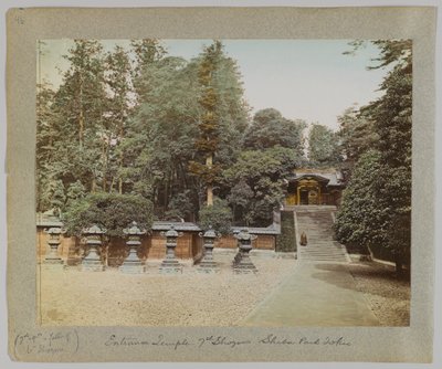 Indgang til Temple of the 7th Shogun, Shiba Park, Tokyo, Japan (håndfarvet sort/hvid foto) af Japanese Photographer
