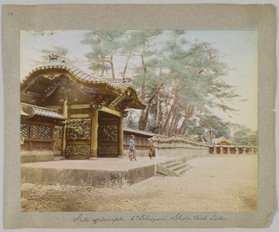 Porten til templet for den 6. Shogun, Shiba Park, Tokyo, Japan (håndfarvet s/h foto) af Japanese Photographer