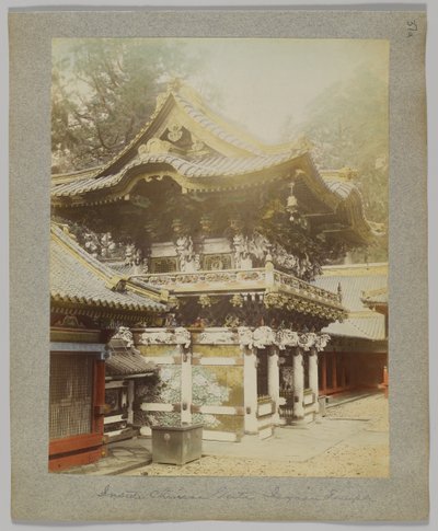 Inde i den kinesiske port, Tōshō-gū, Nikko, Japan (håndfarvet sort/hvid foto) af Japanese Photographer