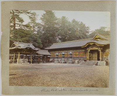 Inde på tempelområdet, Shiba Park, Tokyo, Japan (håndfarvet sort/hvid foto) af Japanese Photographer