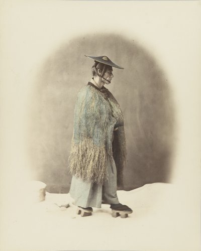Japansk mand i traditionel kjole (håndfarvet sort/hvid foto) af Japanese Photographer