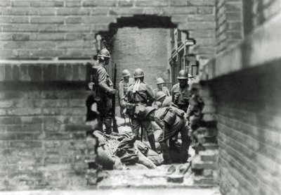 Japanske soldater er involveret i gadekampe i Shanghai, Kina, 1937 af Japanese Photographer