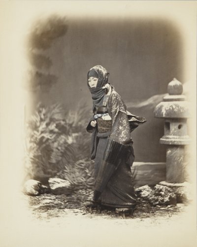 Japansk kvinde i sneen (håndfarvet sort/hvid foto) af Japanese Photographer