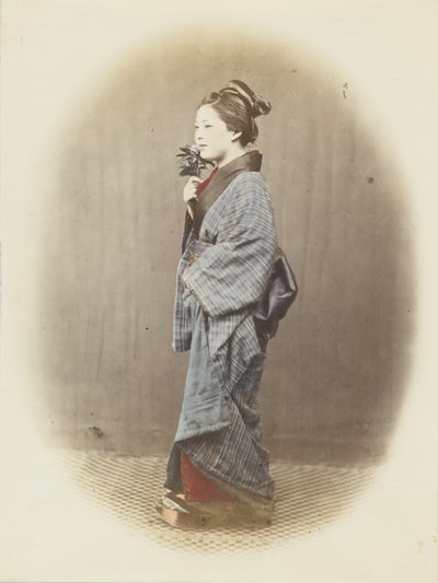 Japansk kvinde i traditionel kjole (håndfarvet s/h foto) af Japanese Photographer
