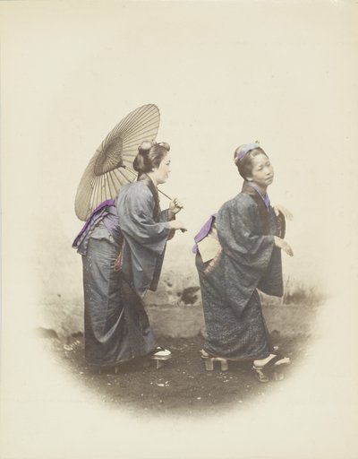 Japanske kvinder i traditionel kjole (håndfarvet s/h-billede) af Japanese Photographer