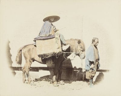 Mand på en hest (håndfarvet sort/hvid foto) af Japanese Photographer