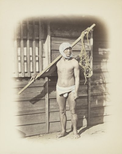 Mand med fiskekurv (håndfarvet s/h foto) af Japanese Photographer