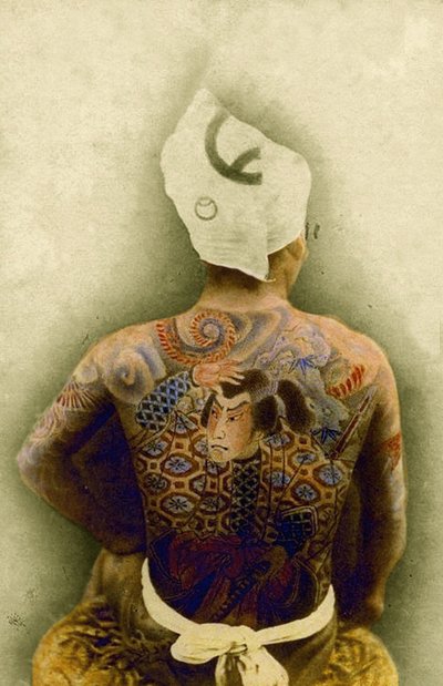 Mand med traditionel japansk Irezumi-tatovering, ca. 1880 (håndfarvet albuminfoto) af Japanese Photographer