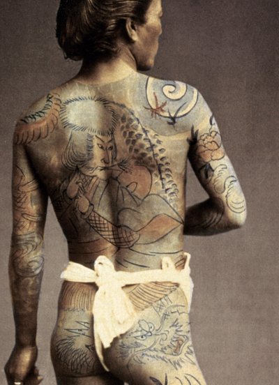 Mand med traditionel japansk Irezumi-tatovering, ca. 1880 af Japanese Photographer