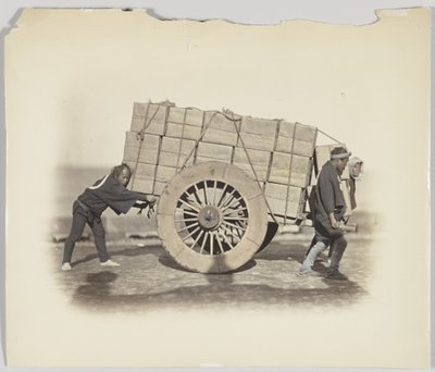 Mænd, der trækker en vogn (håndfarvet s/h-billede) af Japanese Photographer