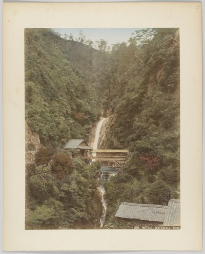 Meraki Waterfall, Kobe, Japan (håndfarvet sort/hvid foto) af Japanese Photographer