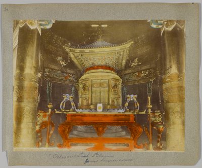 Octagonal Tomb of the 2nd Shogun, Shiba Park, Tokyo, Japan (håndfarvet sort/hvid foto) af Japanese Photographer