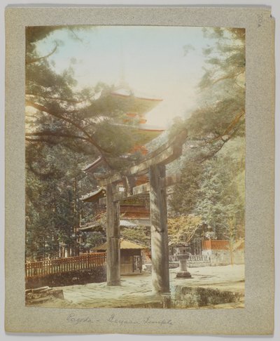Pagoda ved Tōshō-gū, Nikko, Japan (håndfarvet sort/hvid foto) af Japanese Photographer