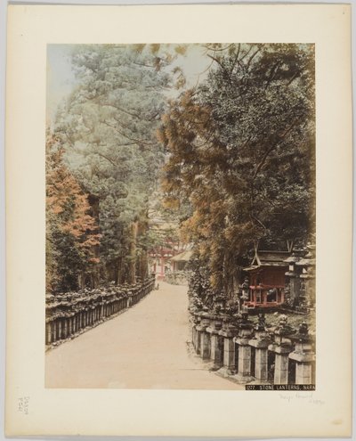 Stenlanterner, Nara, Japan, ca. 1890 (håndfarvet s/h-foto) af Japanese Photographer