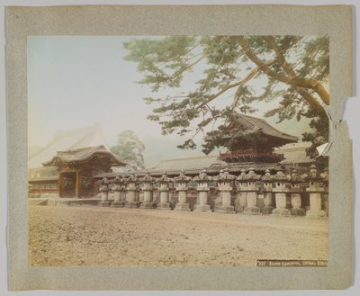 Stenlanterner uden for et tempel, Shiba Park, Tokyo, Japan (håndfarvet sort/hvid foto) af Japanese Photographer