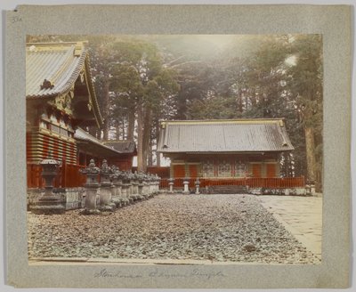 Butikshuse i Tōshō-gū, Nikko, Japan (håndfarvet sort/hvid foto) af Japanese Photographer