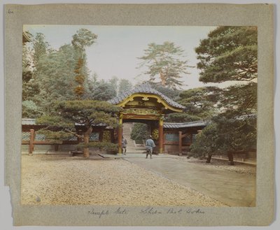 Temple Gate, Shiba Park, Tokyo, Japan (håndfarvet sort/hvid foto) af Japanese Photographer
