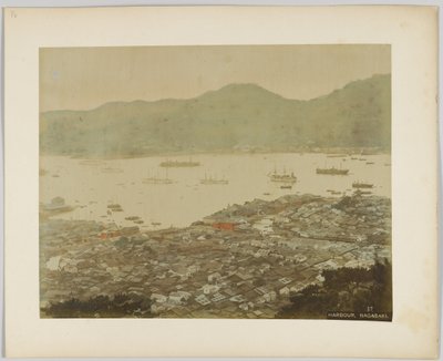 Havnen i Nagasaki, Japan (håndfarvet sort/hvid foto) af Japanese Photographer