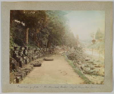 De Hundrede Buddhaer langs Daiya-floden, Nikko, Japan (håndfarvet sort/hvid foto) af Japanese Photographer