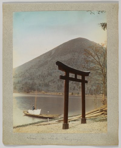Torii ved Lake Chuzenji, Nikko, Japan (håndfarvet sort/hvid foto) af Japanese Photographer