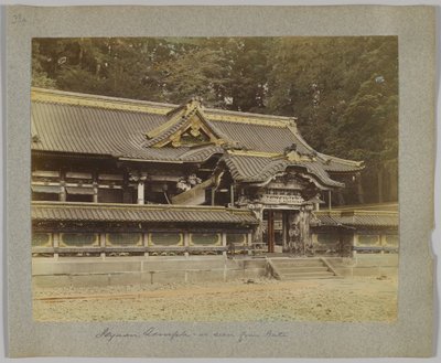 Tōshō-gū set fra porten, Nikko, Japan (håndfarvet sort/hvid foto) af Japanese Photographer