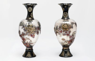 Et par Ozeki Studio-vaser, Meiji-periode, slutningen af det 19. århundrede (keramik med guld og kobber) af Japanese School