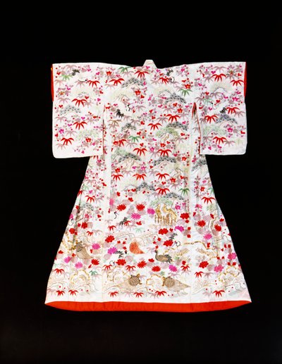 En furisode af hvid silkedamask stencileret med bambusblade og blommeblomst af Japanese School