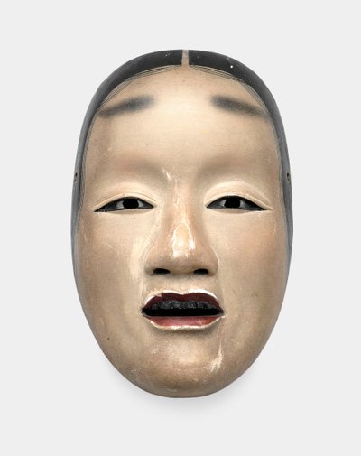 En træmaske med gofun jord, malet med sumi til hår, øjne og tænder og rød til læberne af Japanese School