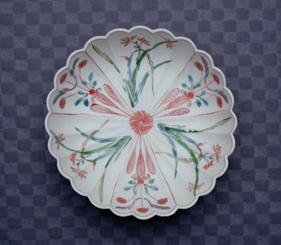 Arita krysantemumformet skål, slutningen af det 17. århundrede (emaljeret porcelæn) af Japanese School
