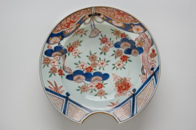 Barberskål, tidligt 1700-tal (Arita ware, porcelæn med underglasur blå og overglasur emalje) af Japanese School