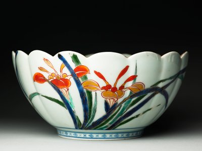 Skål med riflede sider og bølget kant, ko-Imari ware, ca. 1770-20 (lertøj med blå underglasur og overglasur emalje) (se også 117721) af Japanese School