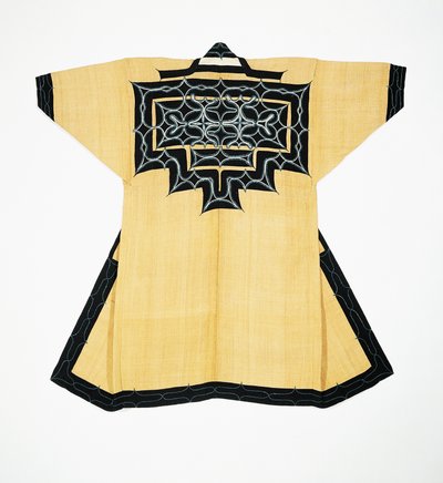 Ceremoniel kappe (attush) af Ainu-befolkningen med traditionelle Ainu-motiver, kædestingsbroderi, elmebark, uld og bomuld af Japanese School