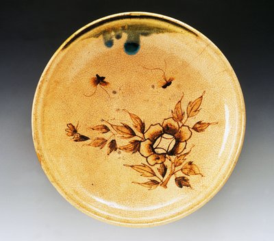 Dekoreret emaljeret stentøjsbakke dekoreret med to sommerfugle og pæon, slutningen af 1700-tallet-begyndelsen af 1800-tallet, Seto-fremstilling, diameter 34 cm, japansk civilisation, Edo-perioden af Japanese School