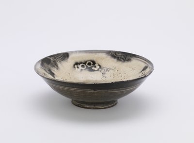 Individuel serveringsskål, Kyushu eller Kyoto, Edo-periode, 1700-1800-tallet (stentøj med hvid slip og koboltpigment under klar glasur) af Japanese School