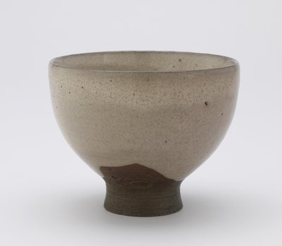Inkyuzan teskål i Goki-form, med påtrykt cifre, teskål (gokijawan), ca. 1804-25 (stentøj med ris-skrog-aske glasur) af Japanese School