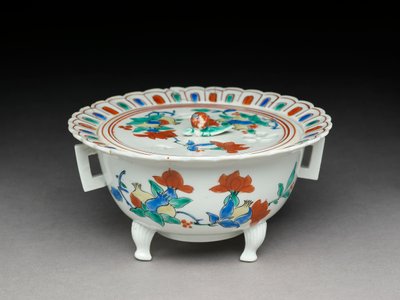 Koro skål med fladt låg, Kakiemon relaterede varer, 1680-1700 (lertøj med emaljeoverglasur) af Japanese School