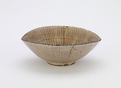 Kyoto ware individuel serveringsskål i form af sirhat, med mærket "Kiyomizu", individuel serveringsskål (mukozuke), slutningen af 1600-tallet (stentøj med jernpigment under gennemskinnelig hvid glasur, guldlakreparationer) af Japanese School
