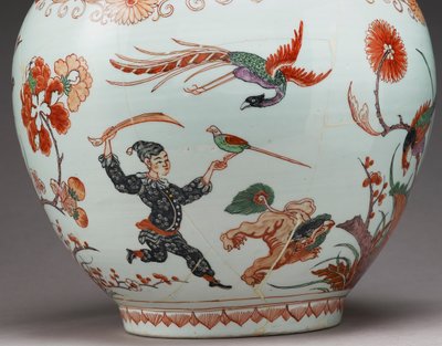 Stor flaskevase, dekoreret i Holland i Imari-stil, Ko-Imari, slutningen af 1600-tallet (lertøj med emaljeoverglasur) (detalje af 117741) af Japanese School