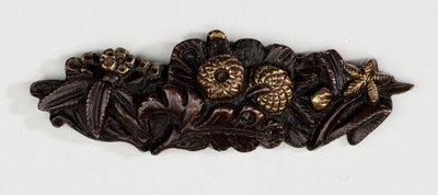 Menuki, eller greb ornament, i form af et blomsterarrangement (kobber-guld legering med forgyldning) af Japanese School
